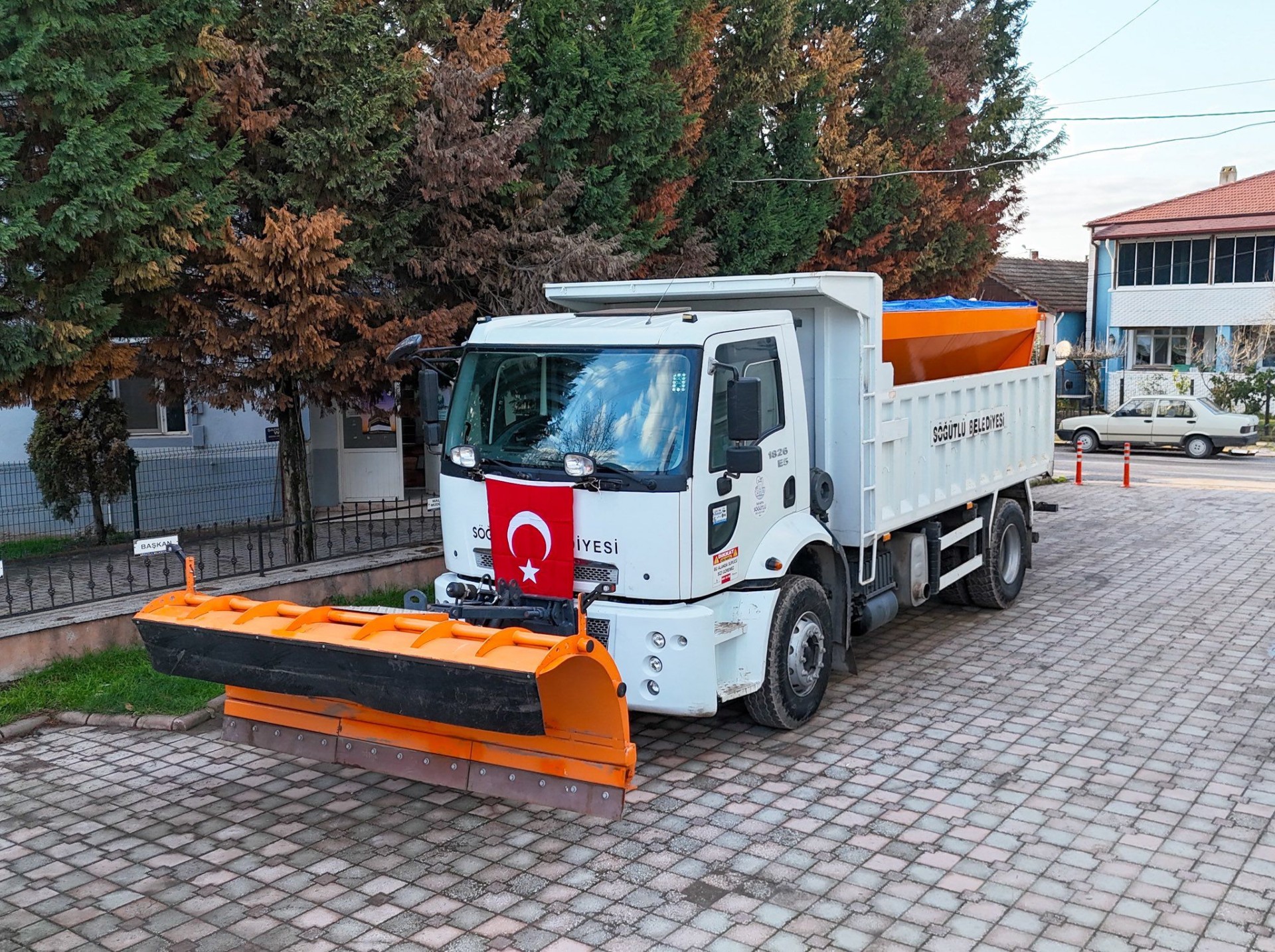 Söğütlü Belediyesi Araç Filosuna Kar Küreme ve Tuzlama Aracı Eklendi