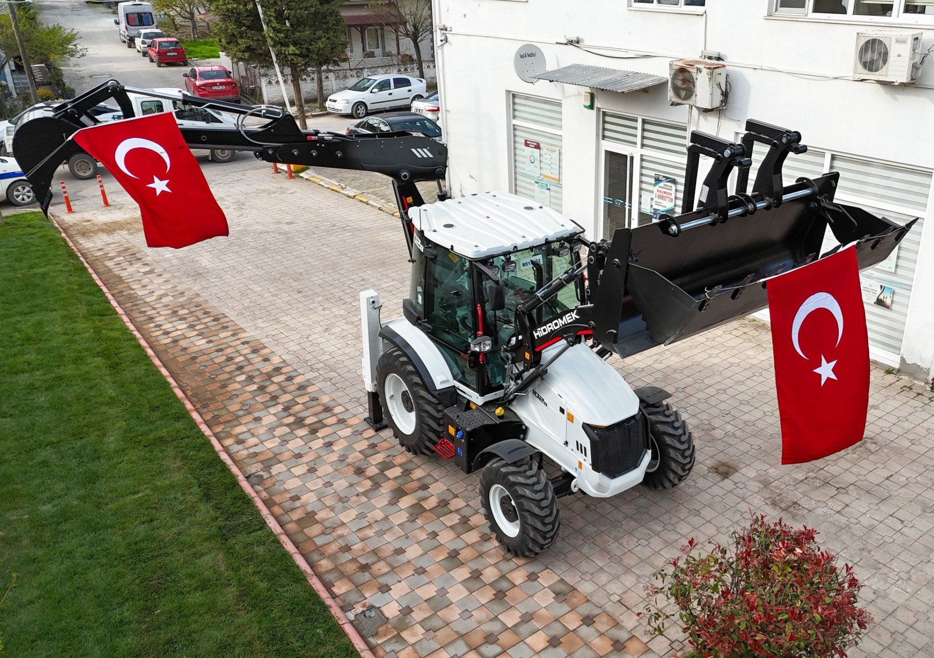 Söğütlü Belediyesi Araç Filosuna Yeni İş Makinesi Eklendi