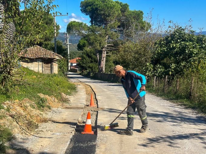 KARATEKE ORTA MAHALLE’DE ASFALT YAMA ÇALIŞMALARI SÜRÜYOR
